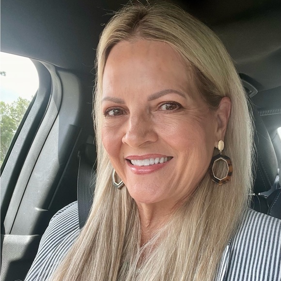 Meet your Posher, Jennifer - Picture 1 of 2